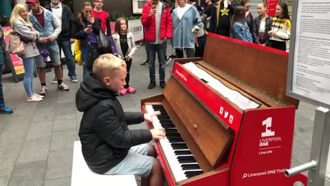 How to attract a crowd in 4 minutes - Piano Dance mix. (Watch till the end!)