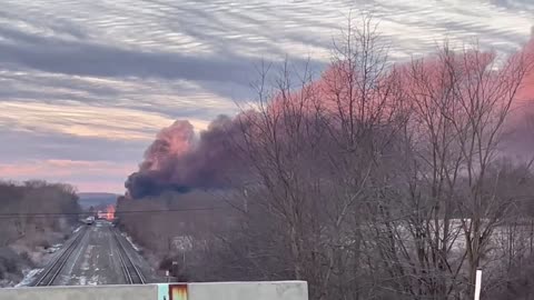 Ohio Chernobyl initial fire with the deadly fumes clearly seen in a gigantic cloud