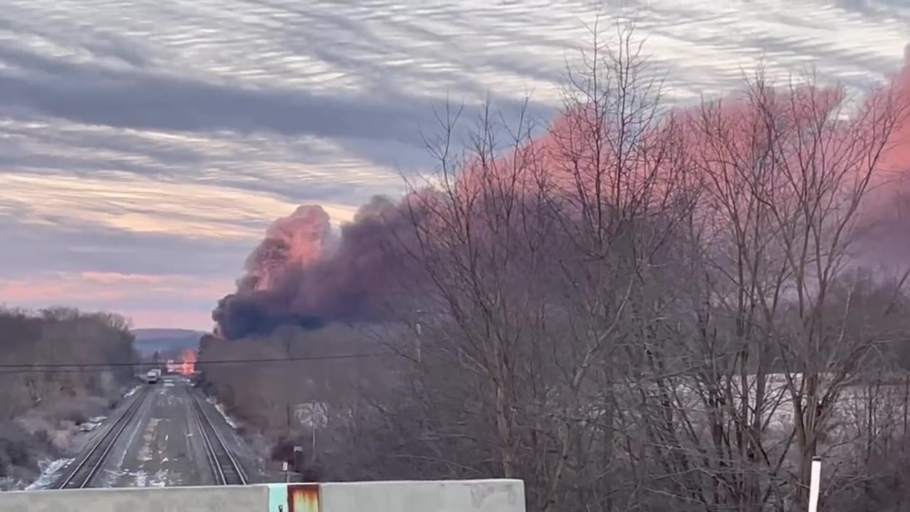 Ohio Chernobyl initial fire with the deadly fumes clearly seen in a gigantic cloud