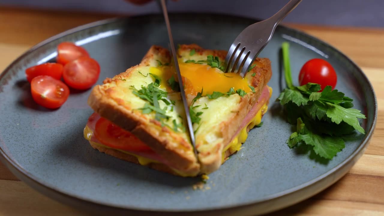 Super einfaches Toast-Rezept für jeden Tag! Heißer Toast mit Ei und Käse