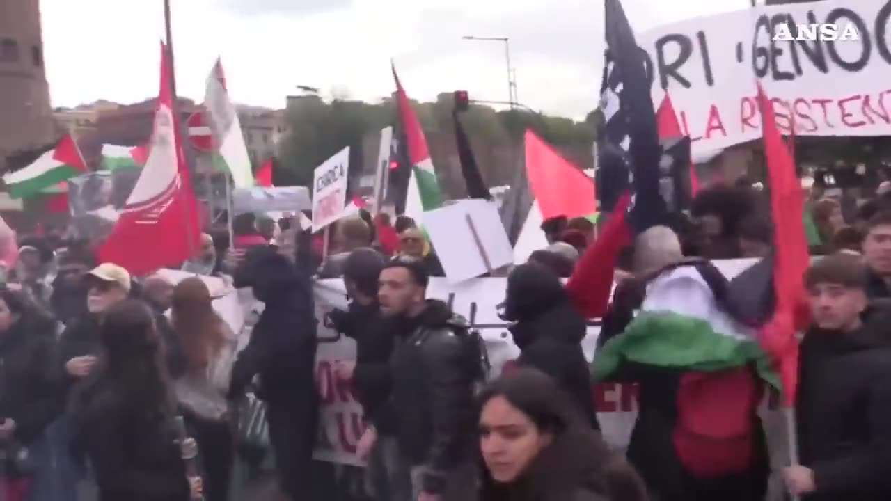 25 APRILE,Manifestazioni a Porta San Paolo a Roma,Tensione e scontri tra gruppi pro Palestina e comunità sionista della brigata ebraica pro Israele.Ci sono stati lanci di bombe carta e di lattine di conserve da parte della brigata ebraica sionista