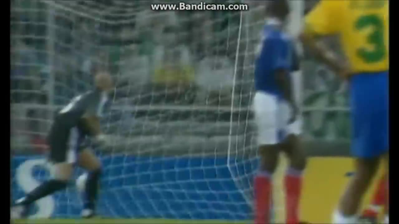 Roberto Carlos amazing free kick