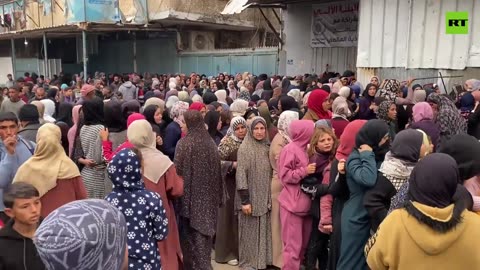 Heartbreaking scene: crowds struggle for bread at a Gaza bakery amid worsening food crisis