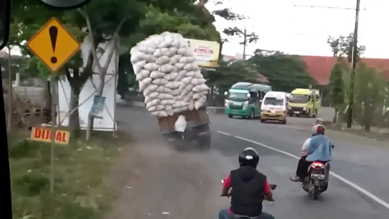 Ridiculous Drivers-Crashes and Wrecks Compilations-Fail Army