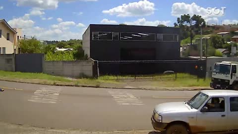 Camionete desgovernada atinge pedestre no centro-sul do Paraná