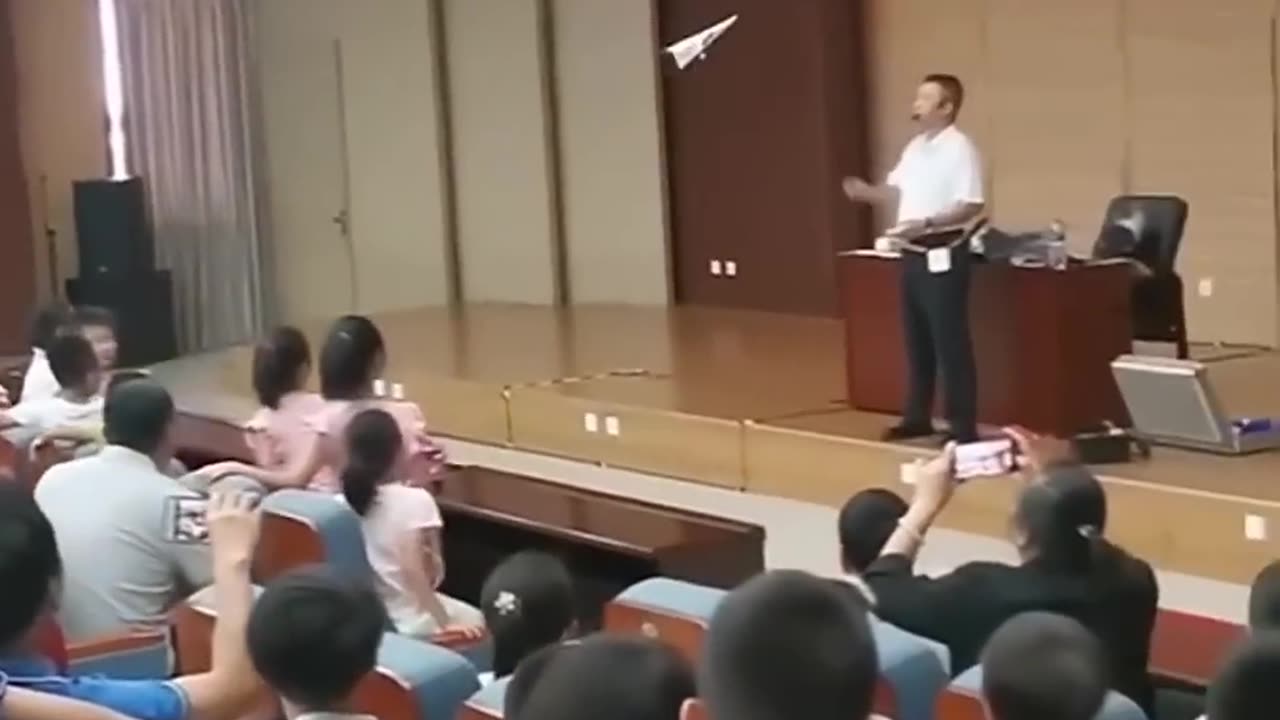 This Physics Teacher Left His Students Speechless! 🤯 Incredible Paper Plane Trick