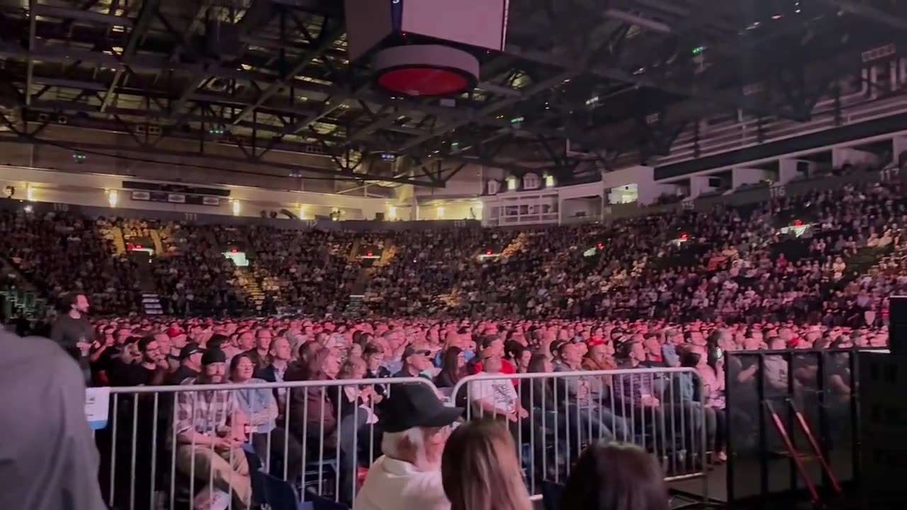 Crowd goes WILD for Tucker Carlson (reading PA 9/23/24)