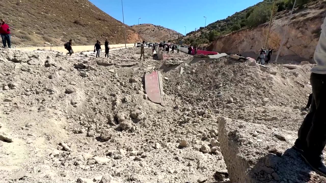 Israeli strike cuts off road used by thousands fleeing Lebanon