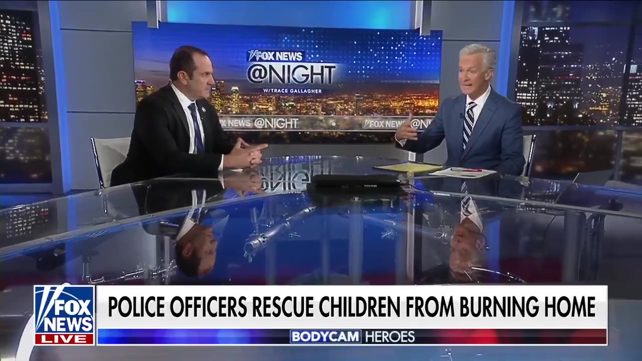 BREAKING: Texas police officers rescue children just before flames engulf home.