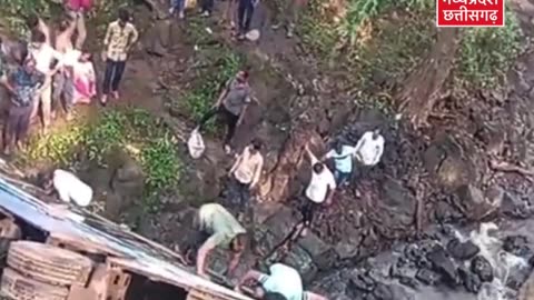 Khandwa Bus Accident News खाई में गिरी यात्रियों से भरी बस N18S #shorts