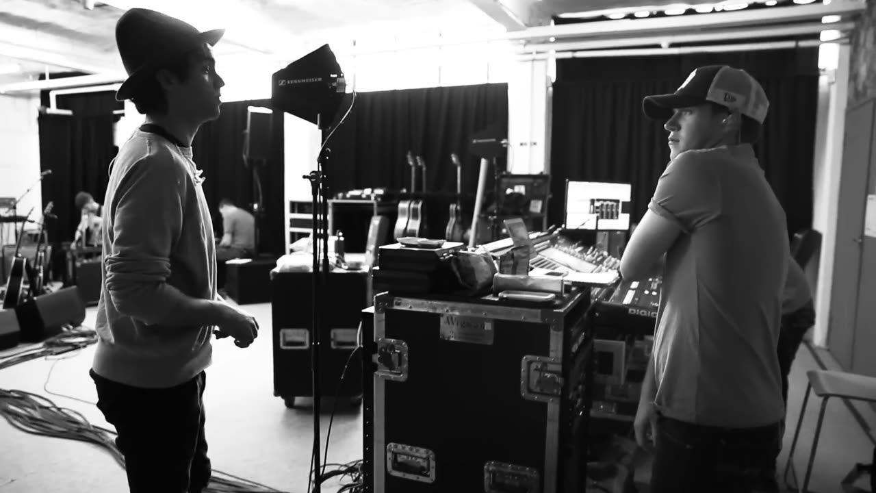 Niall Horan - Slow Hands (Official Lyric Video)