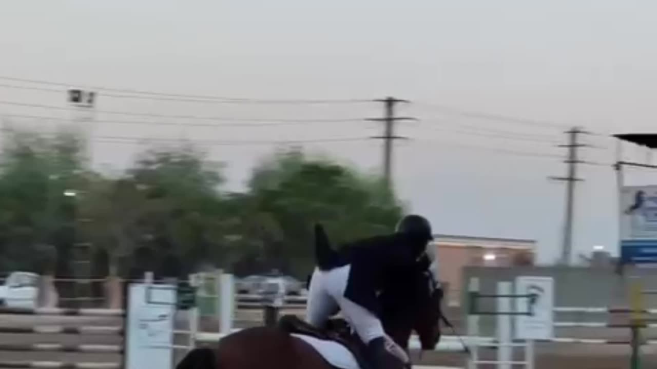 Falling off a horse 😱😱