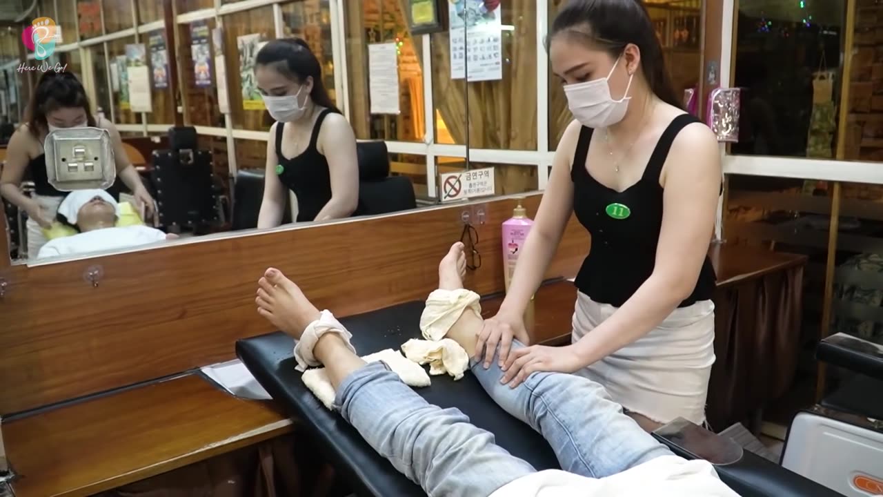 Two cute Asian girls in the barbershop massage beautiful, good service and extremely strong