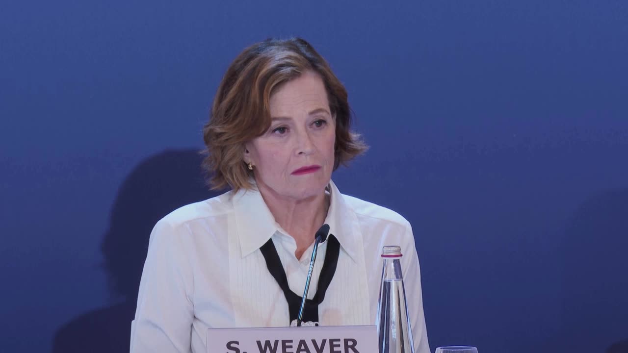 Sigourney Weaver tears up as she talks about Kamala Harris