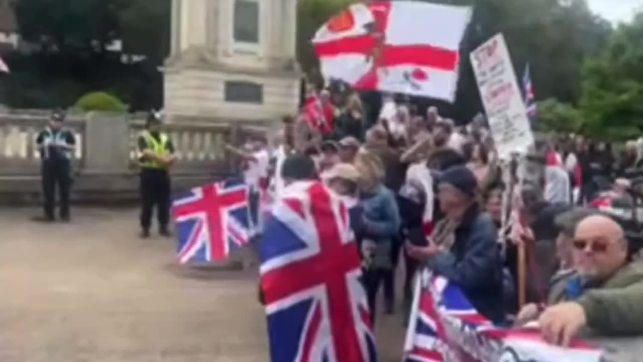 🚨NEW: Bournemouth ‘enough is enough’ protesters face off with the great