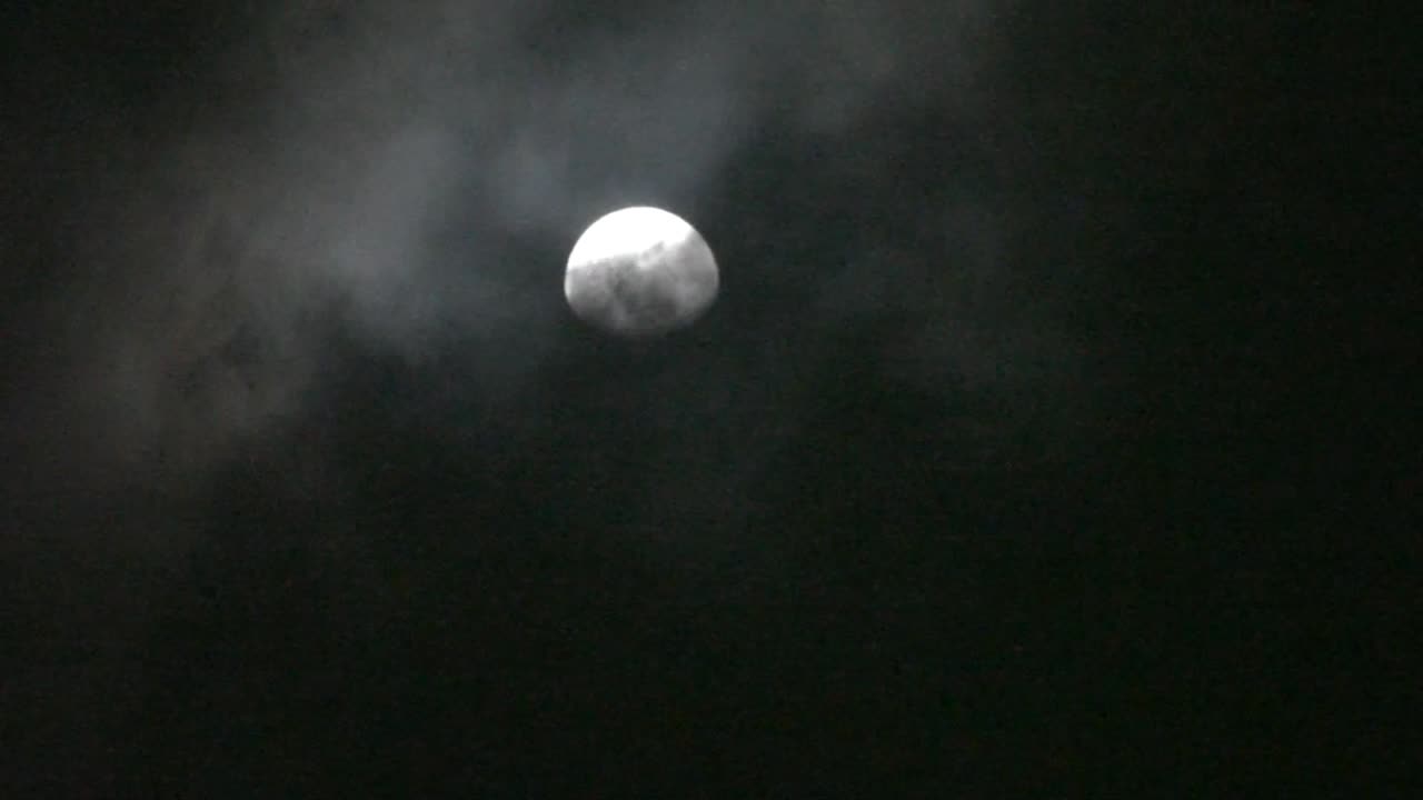 主後2023年2月1日晚上七點多見月亮處於雲層高度的錄影紀錄。