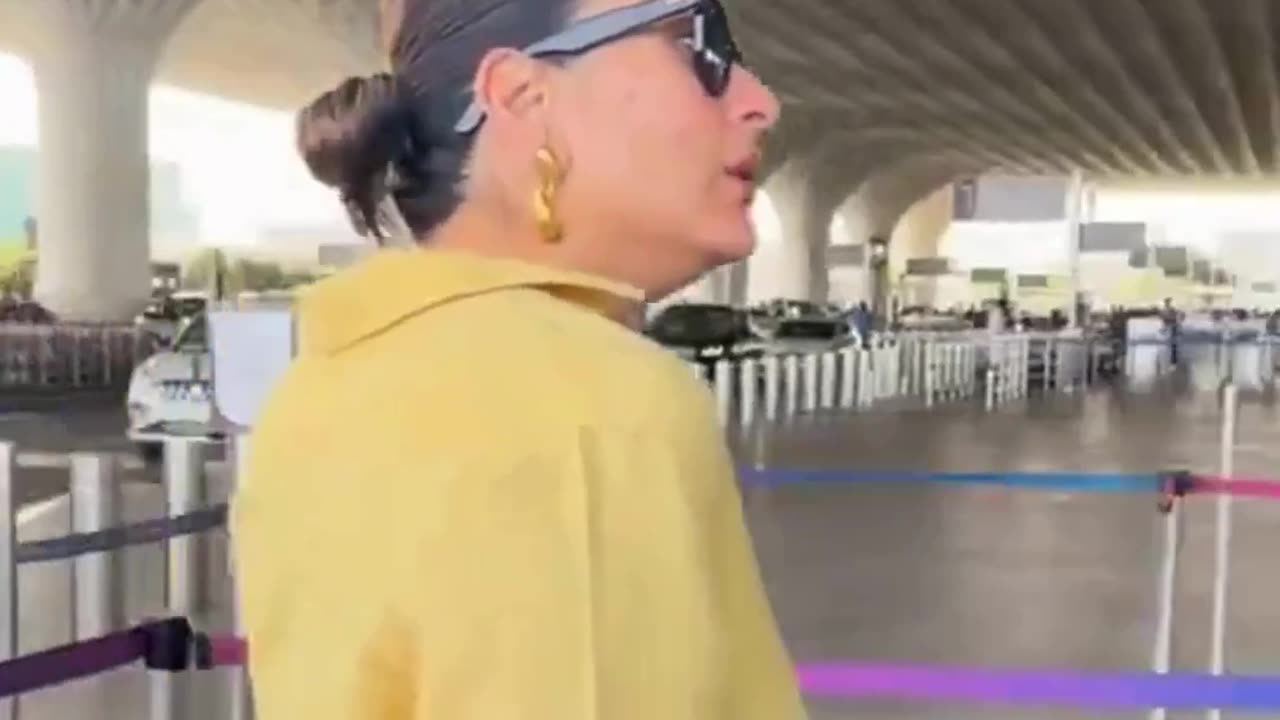 Kareena Kapoor Spotted at Ariport #kareenakapoor #viral #youtubeshorts