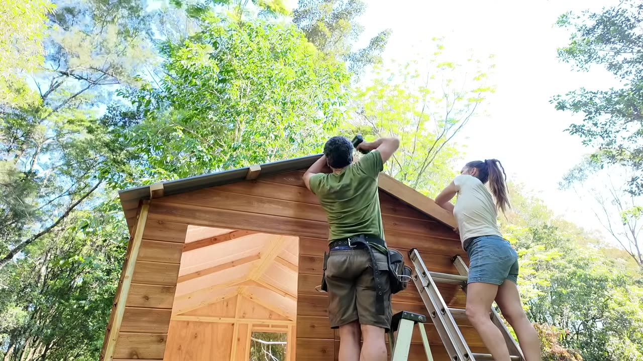 Couple Builds Simple Cabin in 15 minutes (timelapse)