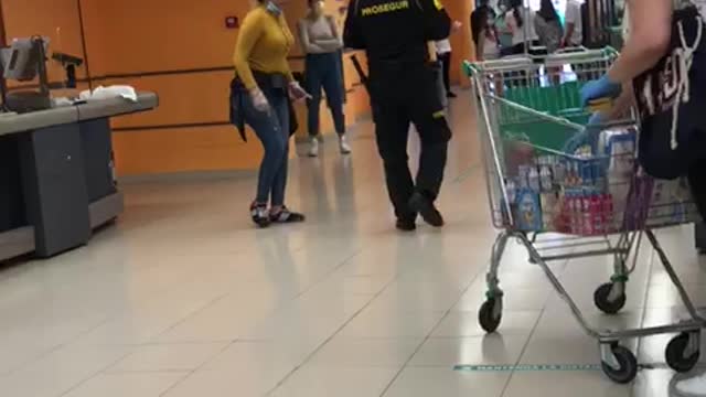 Una magrebí amenaza a Mercadona, ataca a puñetazos una trabajadora y se desnuda