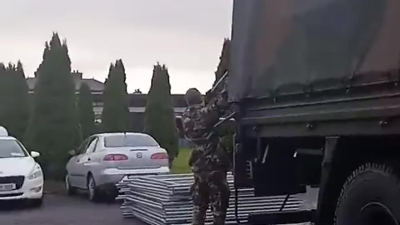 Ireland: Lady confronts Irish troops who are turning barracks into migrant accommodation.