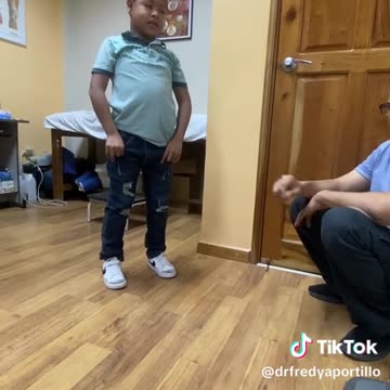 Dr. Fredy Portillo muestra como se diagnostica la Distrofia Muscular