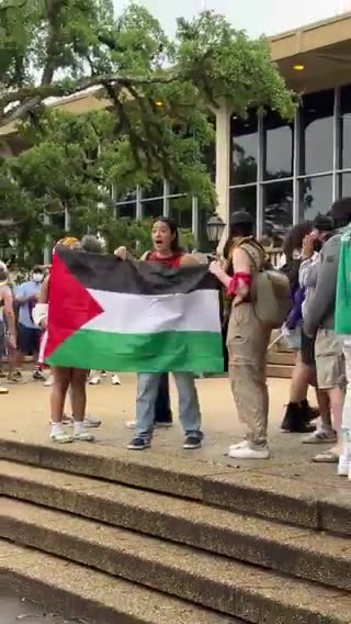 “Fvck Joe Biden!” Chants unites frat boys and pro-Palestine supporters at LSU.