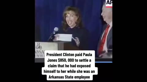 Bà Paula Jones họp báo khoe cái check của ông Bill Clinton đền 850 ngàn👇👇👇