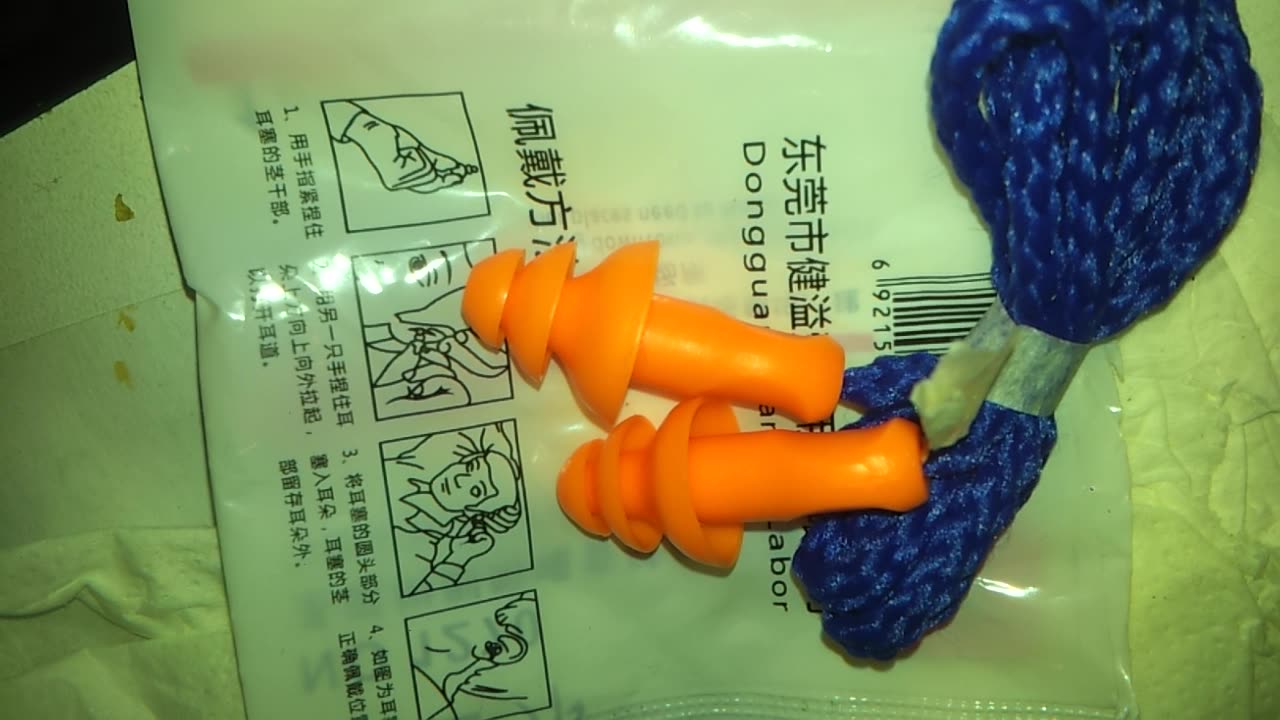 BE AWARE: Strange mini black wires on ear plugs! (zoom x20)