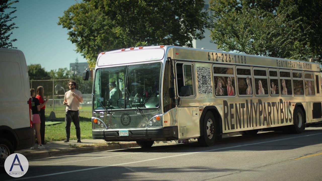 'Hotties for Harris' bus rolls through U of M, but few show up