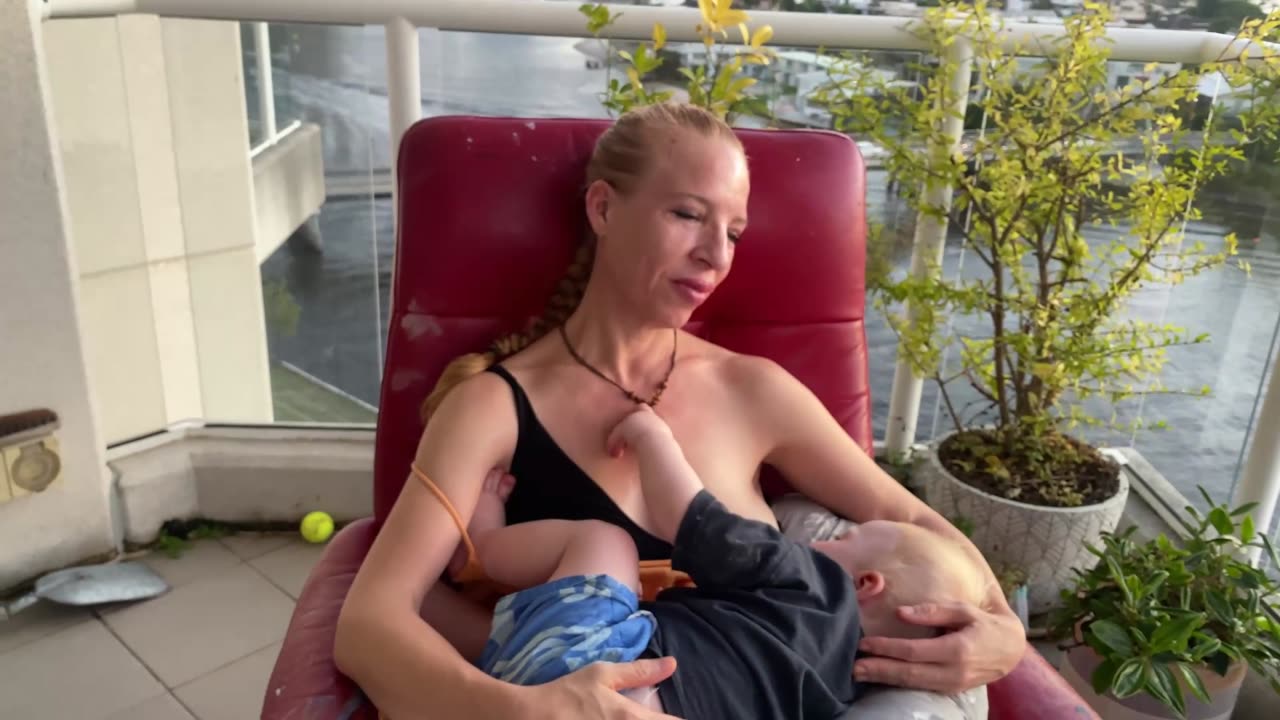 AFTERNOON BREASTFEED OUTSIDE ON THE BALCONY//