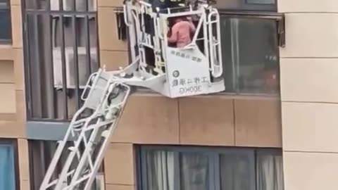 Firefighter saves little daughter and her mother