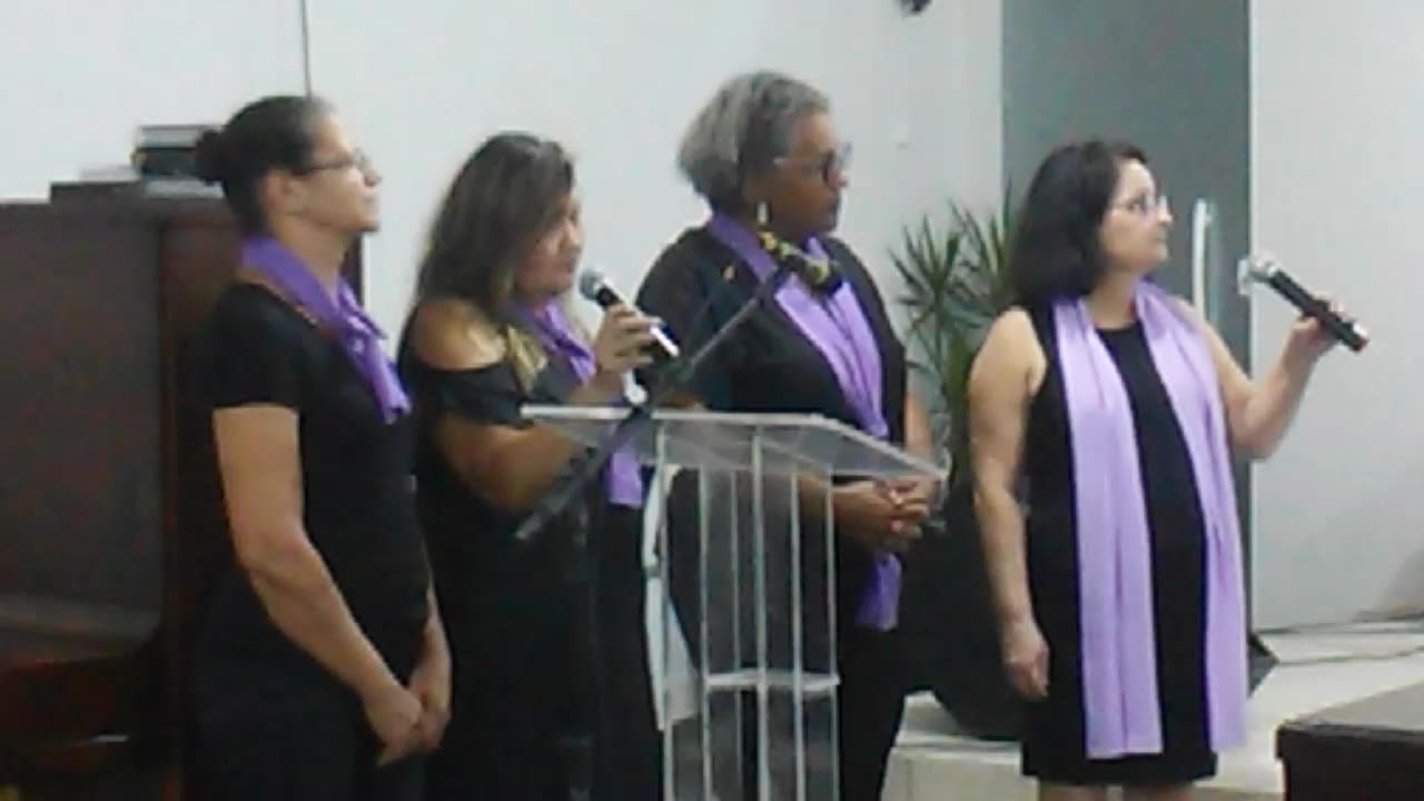 As irmãs da MCM da Igreja Batista da Gamboa louvando ao Senhor.