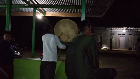 beat the bedug in the mosque