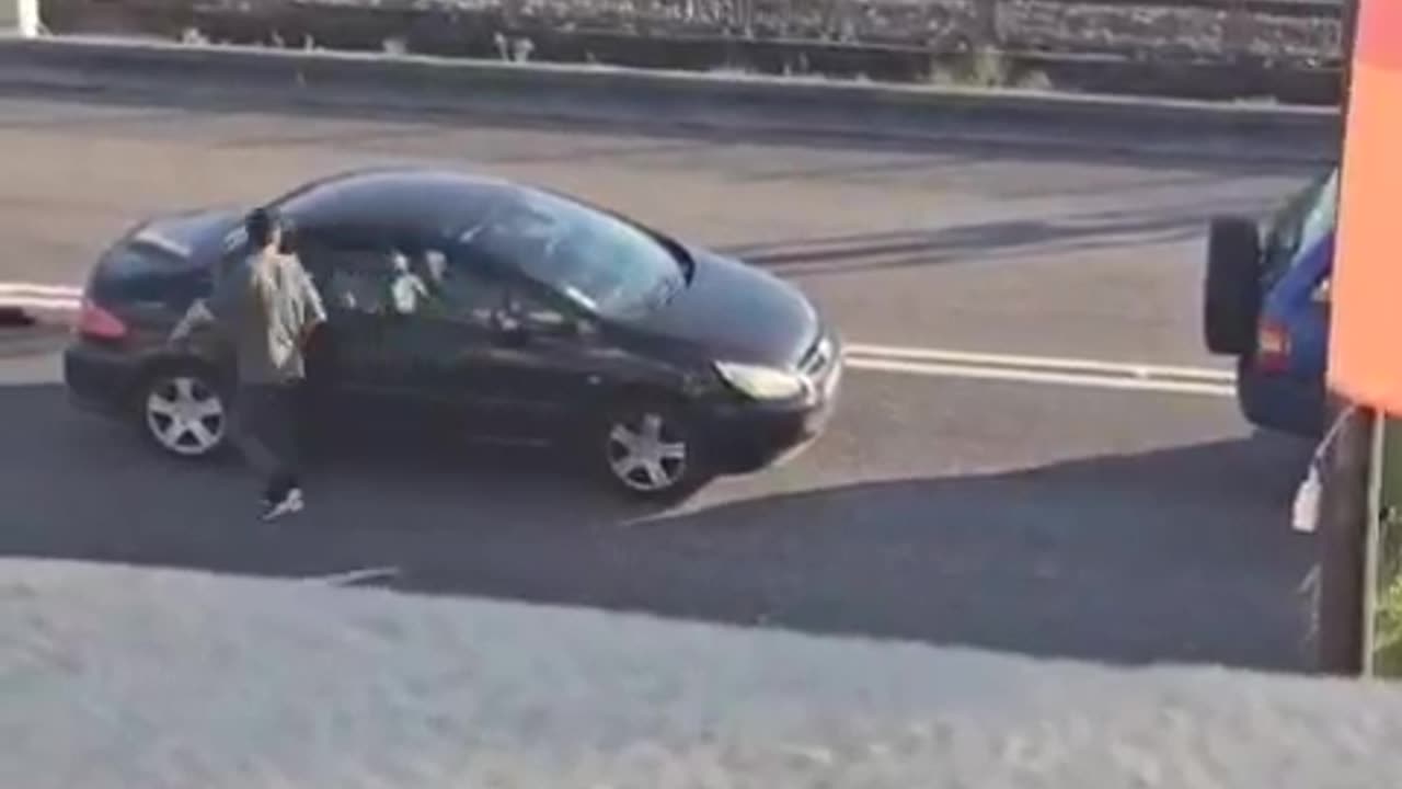 Crazy reaction btw drivers in ROME. One crashed the window, the other hit his car!