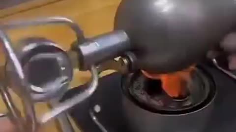 An explosive method to make popcorn in China