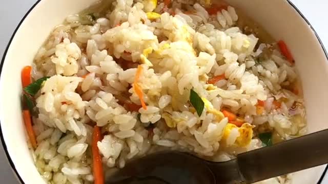 Do you eat Fried rice with egg also like this .mp4