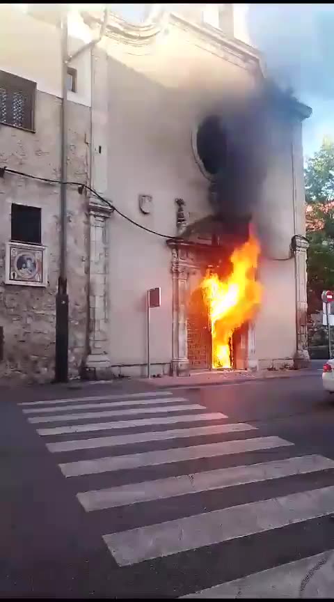 Spain Una nuova risorsa africana ha dato fuoco ad un'antica chiesa spagnola