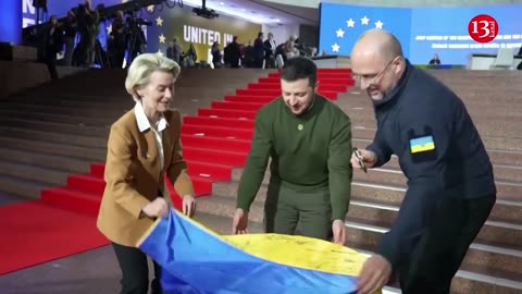 Zelenskiy, von der Leyen exchange signed flags during Kyiv visit