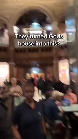 Son passati 2000 anni e continuano a vendere e a comprare nel tempio.