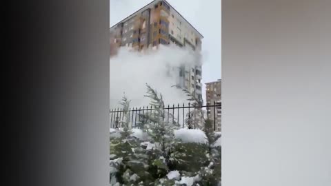 VIDEO/ Ndërtesat e reja shumëkatëshe shemben njëra pas tjetrës si domino