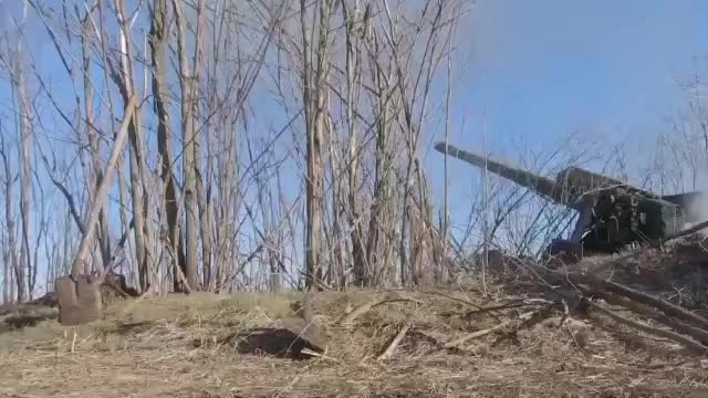 Duet of artillery: 152mm Giatsint-B howitzers and Tornado-G MLRS in joint combat action