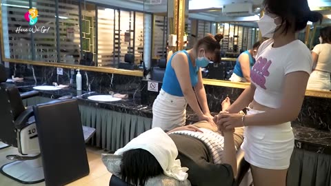Two girls flex my back which relieves fatigue, Vietnam barber shop relaxing great!