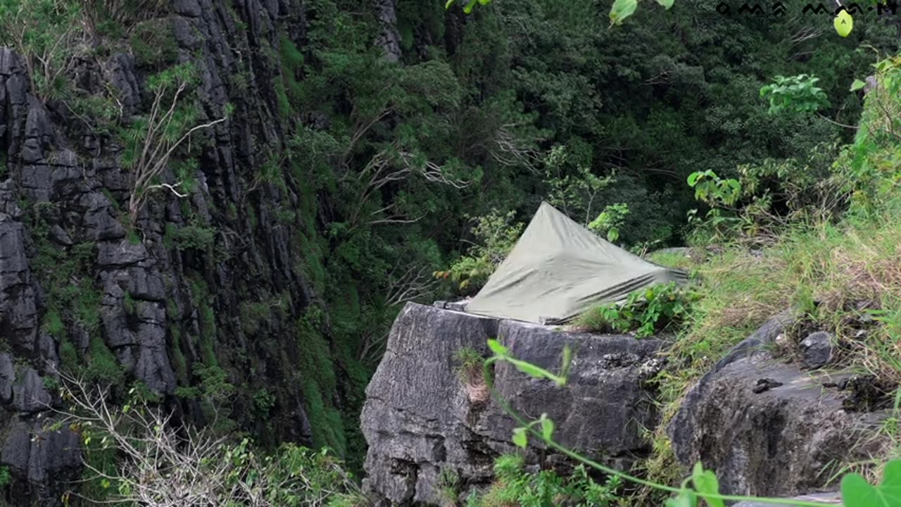 Surviving a Solo Overnight Camp on a Treacherous Rainy Cliff