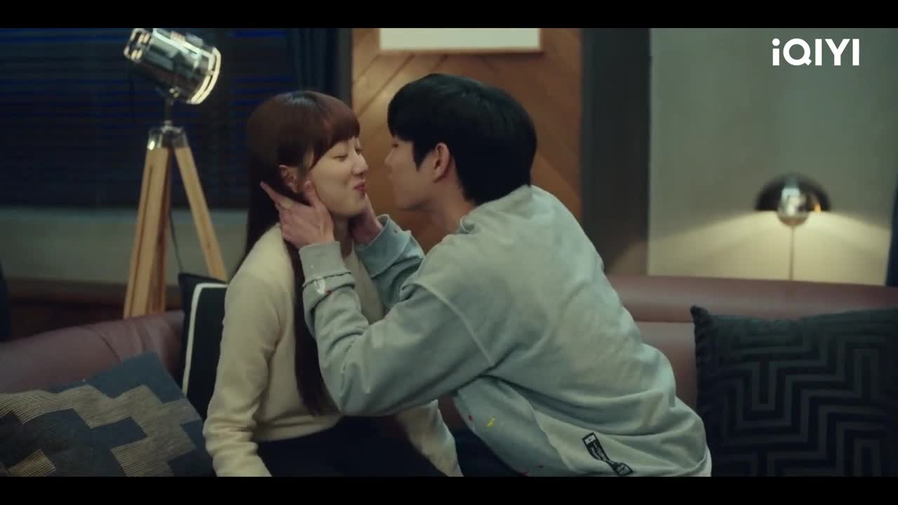 EP10 The male star hugs the girl on the sofa and kisses fiercely _ Sh__ting Stars _ iQIYI K-Drama