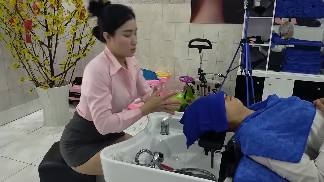 A relaxing hair wash and facial massage is one of the must-try experiences when you come to Vietnam