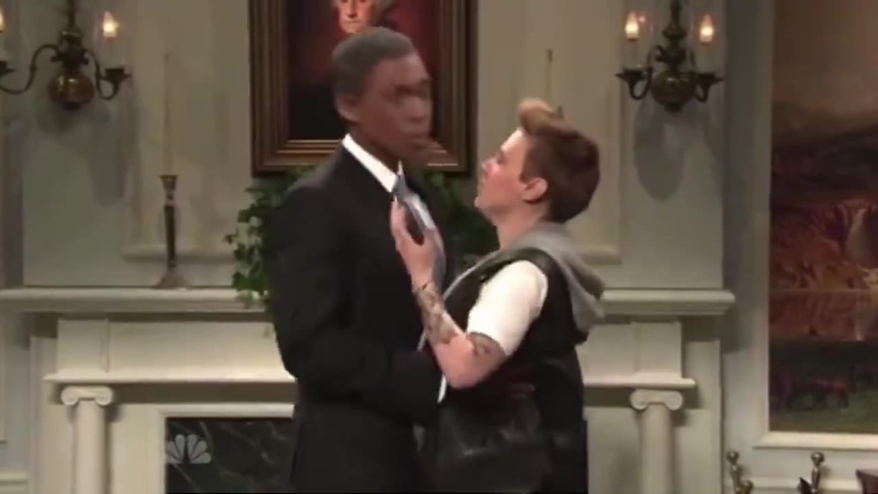 🚨SNL once did a skit of Obama *KISSING* Justin Bieber.