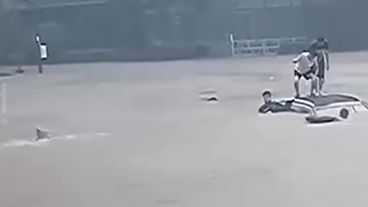 Grandmother and 2 Children Saved at Last Second in Submerged Car