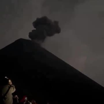 BREAKING – Volcanic Lightning Bolt At The Peak Of The Fuego Volcano In Guatemala