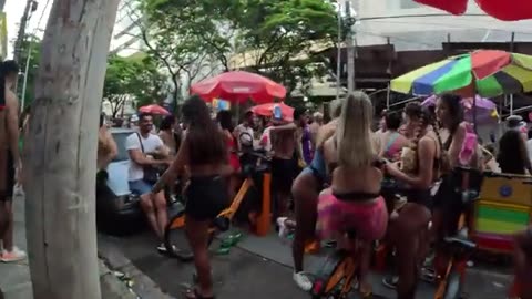 🇧🇷 🤪🤪CRAZY STREET PARTY | Brazil Carnival in Rio | 🔥 Copacabana Bloco Brazil