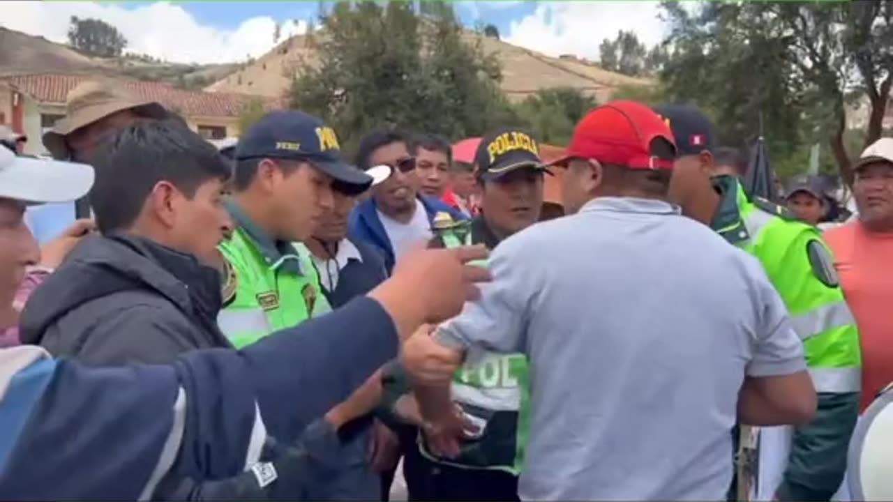 TERNA POLICIA ATRAPADO POR DIRIGENTES PERU